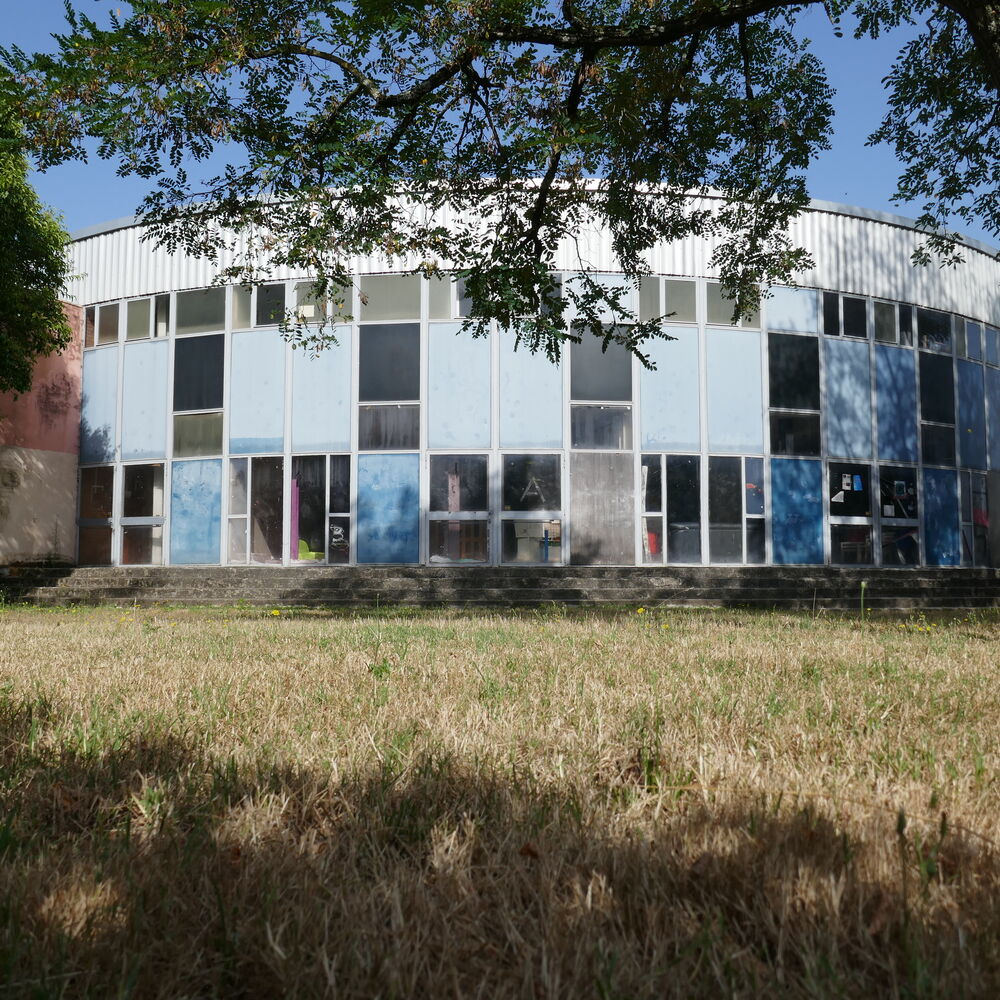 Vue de la façade est, côté espace vert.