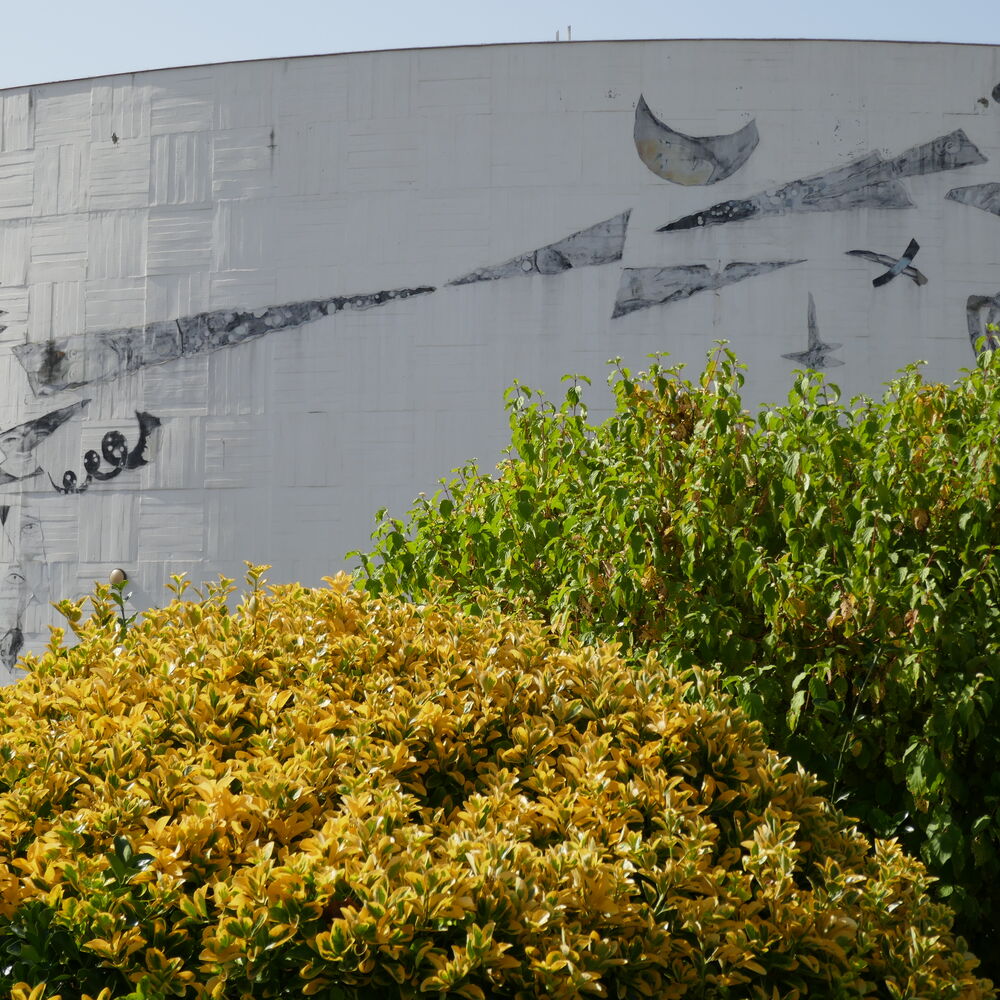 Le mur en béton armé blanc avec l'œuvre d'Annette Messager.