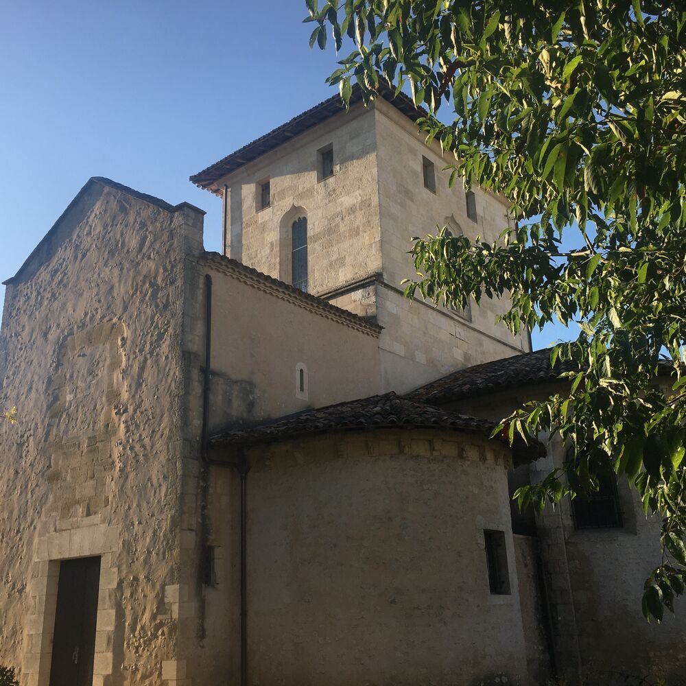 Vue de la façade sud de l’église, avec l’abside et l’absidiole, 2024