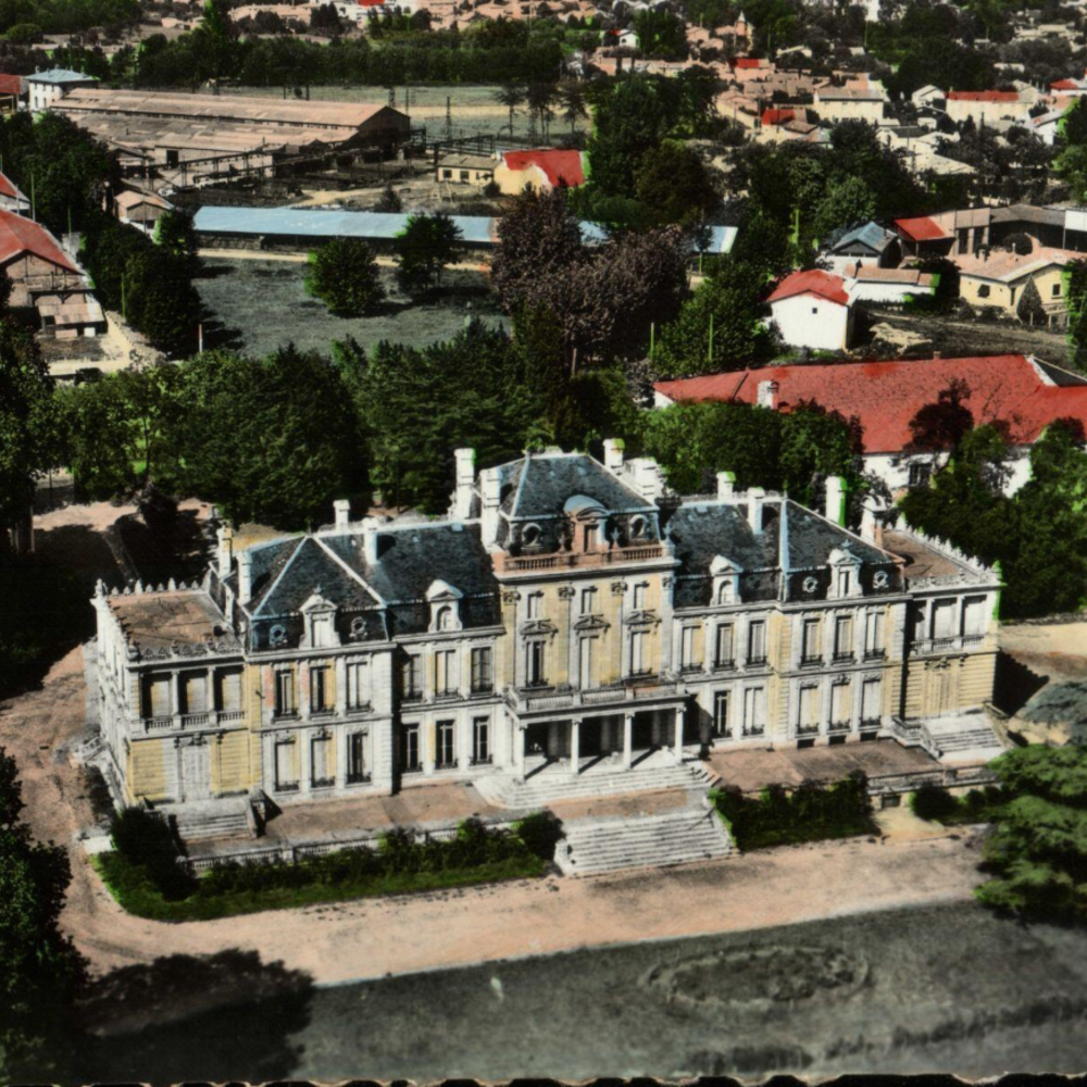 Photographie aérienne du château et du quartier de Bourranville en construction, 1960