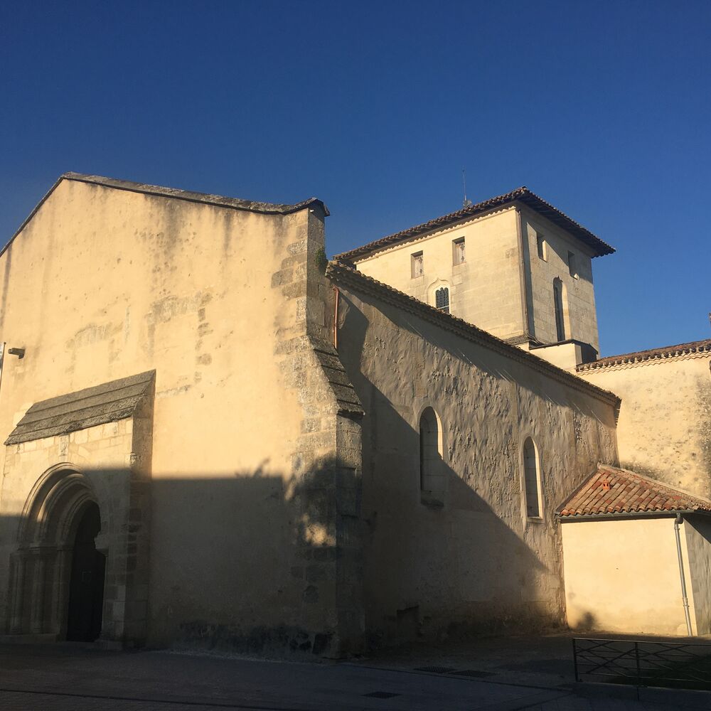 Vue de l’église depuis  le côté Ouest, avec le portail d’entrée