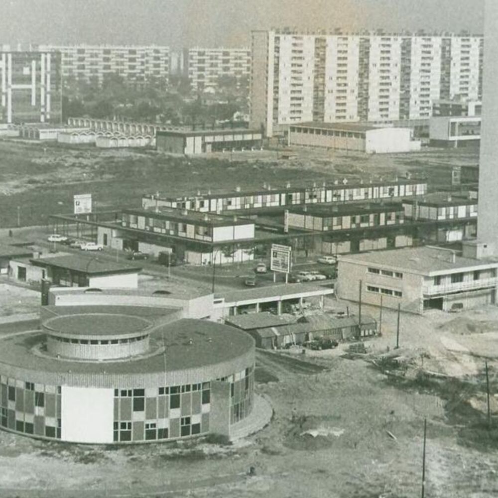 Vue d'ensemble de la maison des jeunes peu après sa construction, vers 1970.