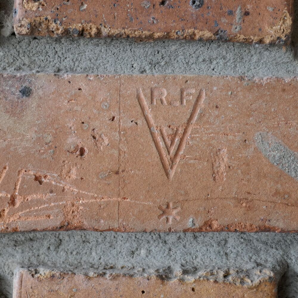 Détail d'une brique de type "Vaugirard" du mur de refends.