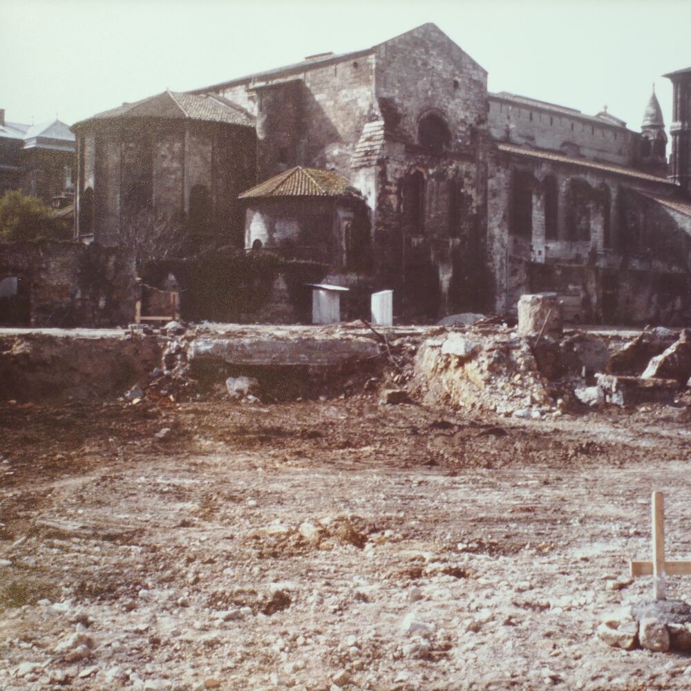 Le terrain en cours de chantier des fondations, vue vers l'abbaye Sainte-Croix, 1978.