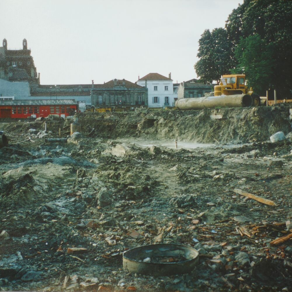 Le terrain en cours de chantier des fondations, vue vers les chais Descas, 1978.