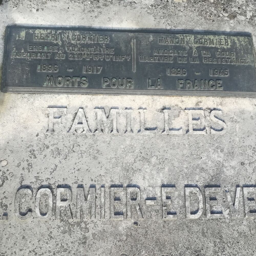 Plaque en honneur de Manon Cormier et son frère Henri, morts pour la France (resp. en 1945 et 1917)