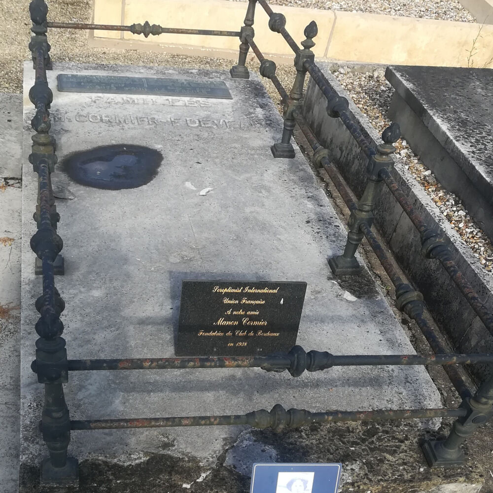 Tombe de la famille Cormier-Deveaux. Plaque commémorative du Soroptimist en honneur de Manon Cormier