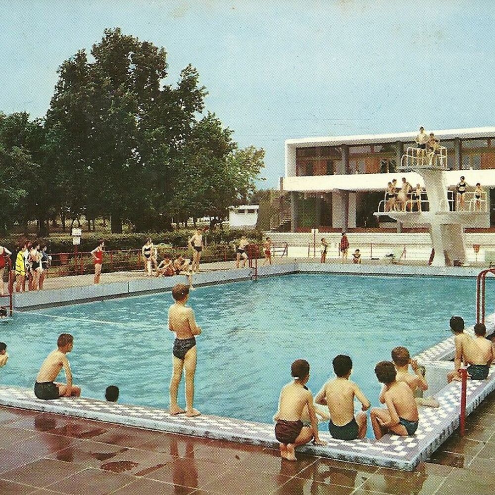 La piscine et le bâtiment des douches et vestiaires, carte postale vers 1970.