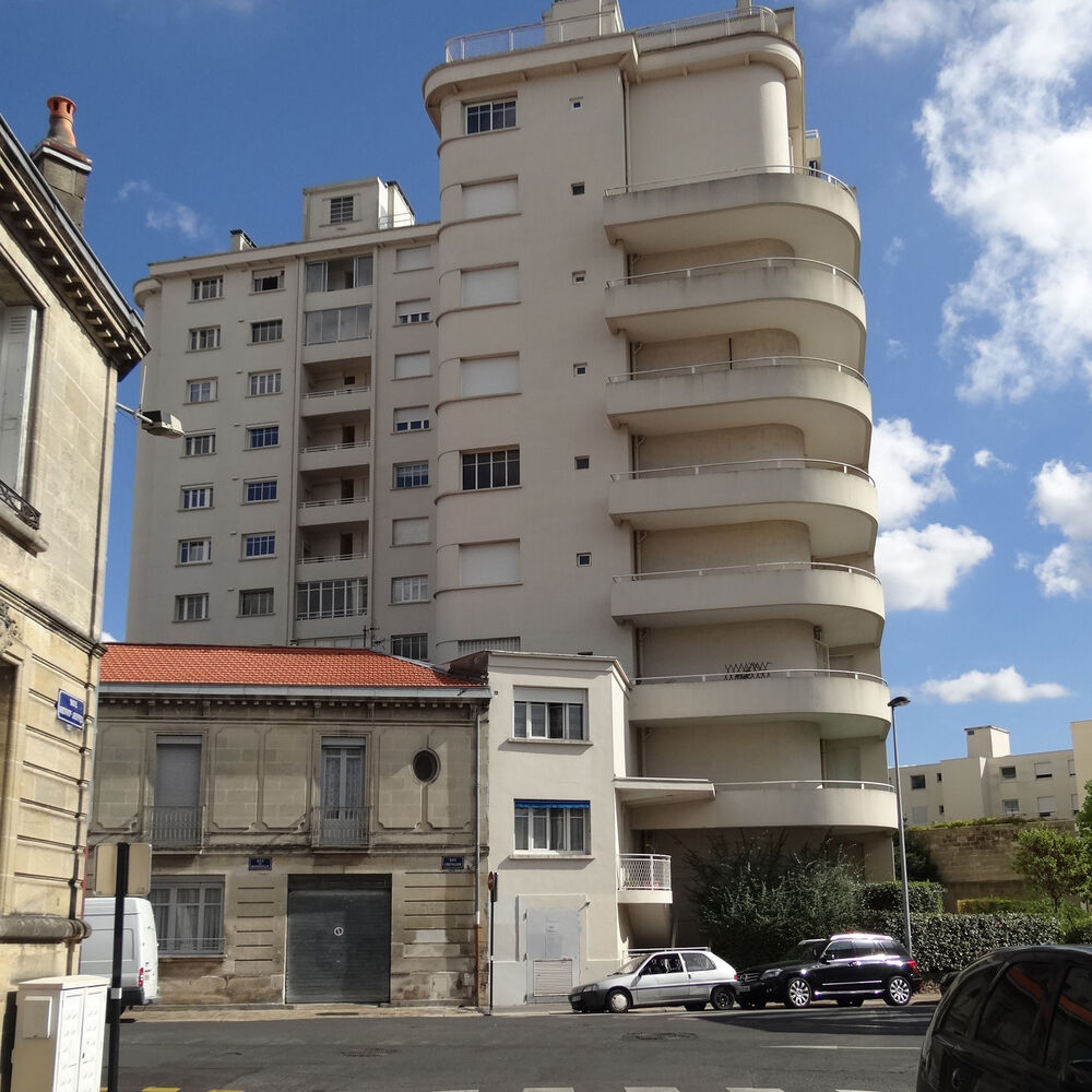 Vue d'ensemble depuis la rue Henry Deffes à l'ouest.