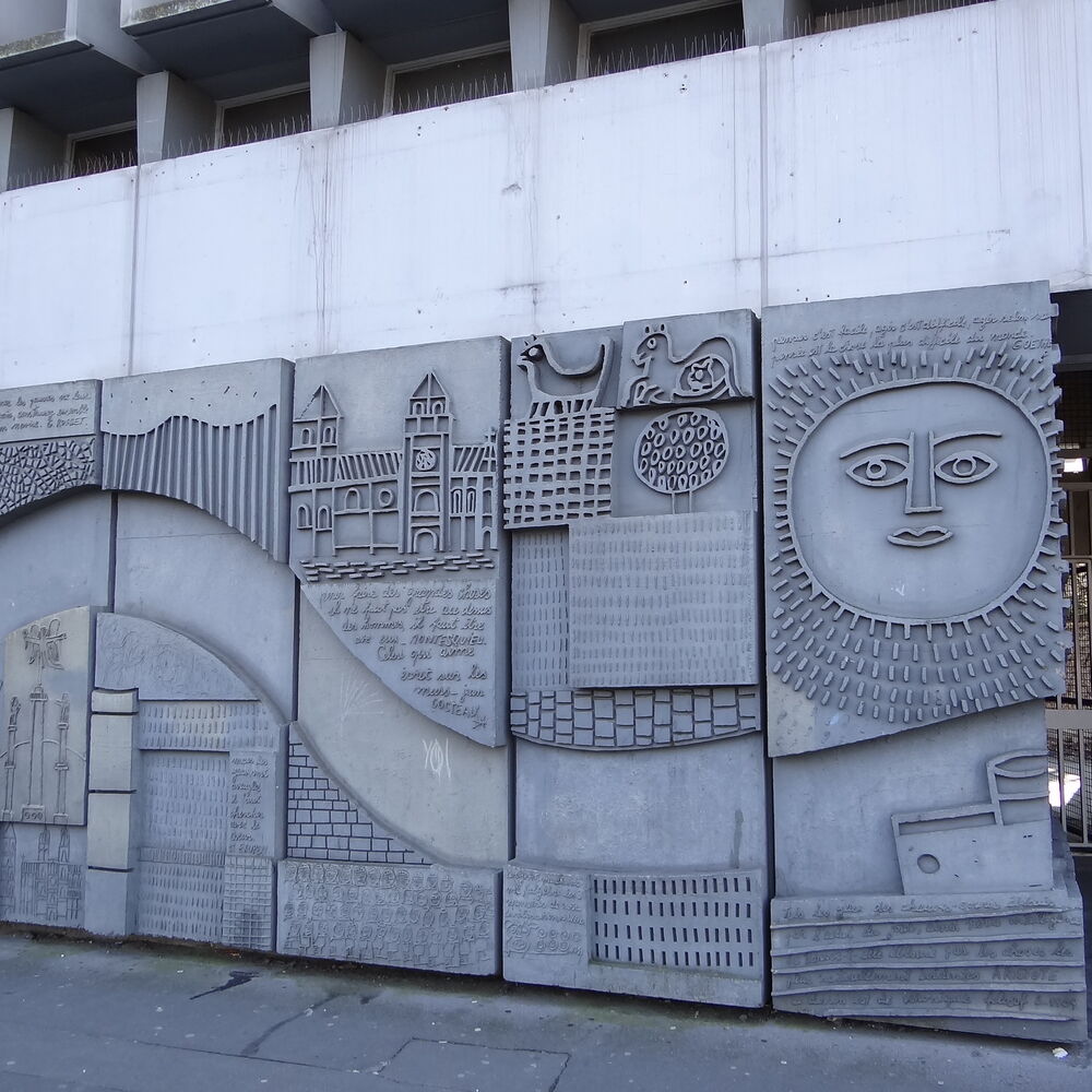 Détail des panneaux du bas-relief de Véronique Filozof, représentant les monuments bordelais.