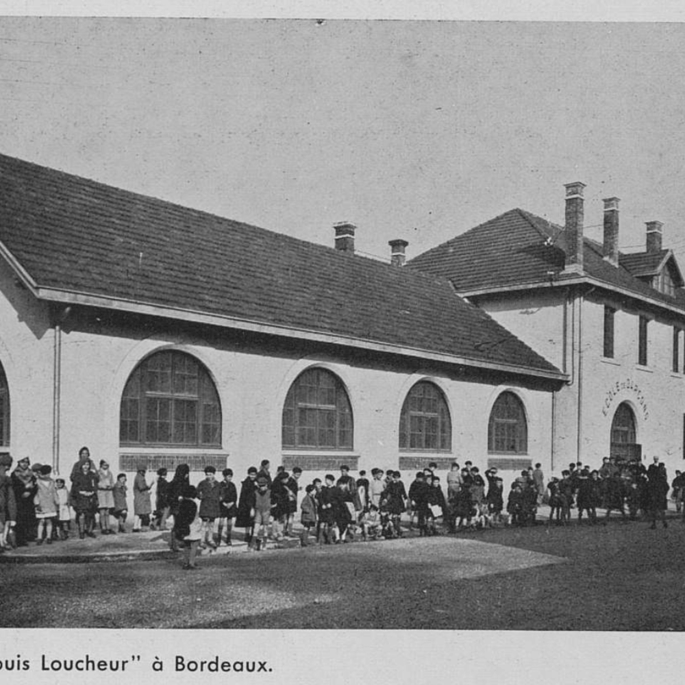 Photographie du groupe scolaire, peu après son inauguration vers 1934