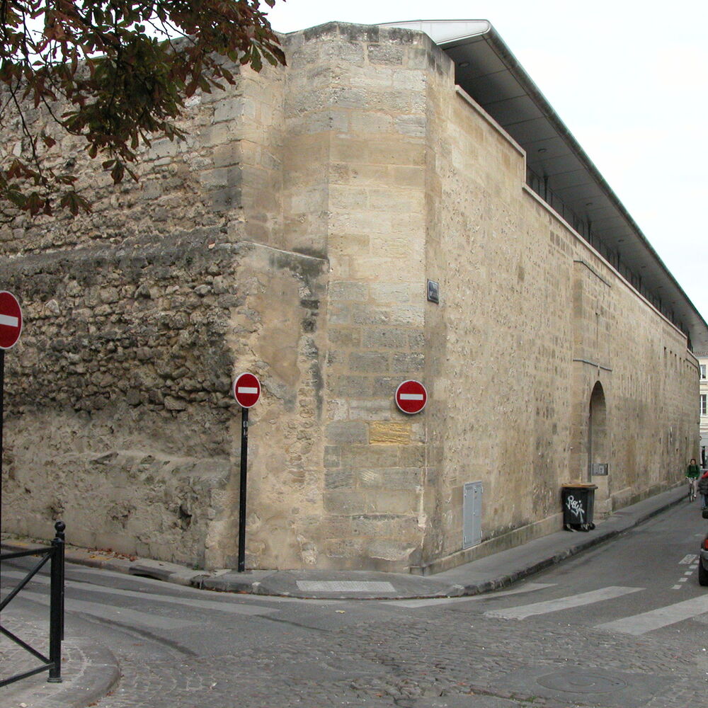 Vue du bâtiment depuis la place Mabit