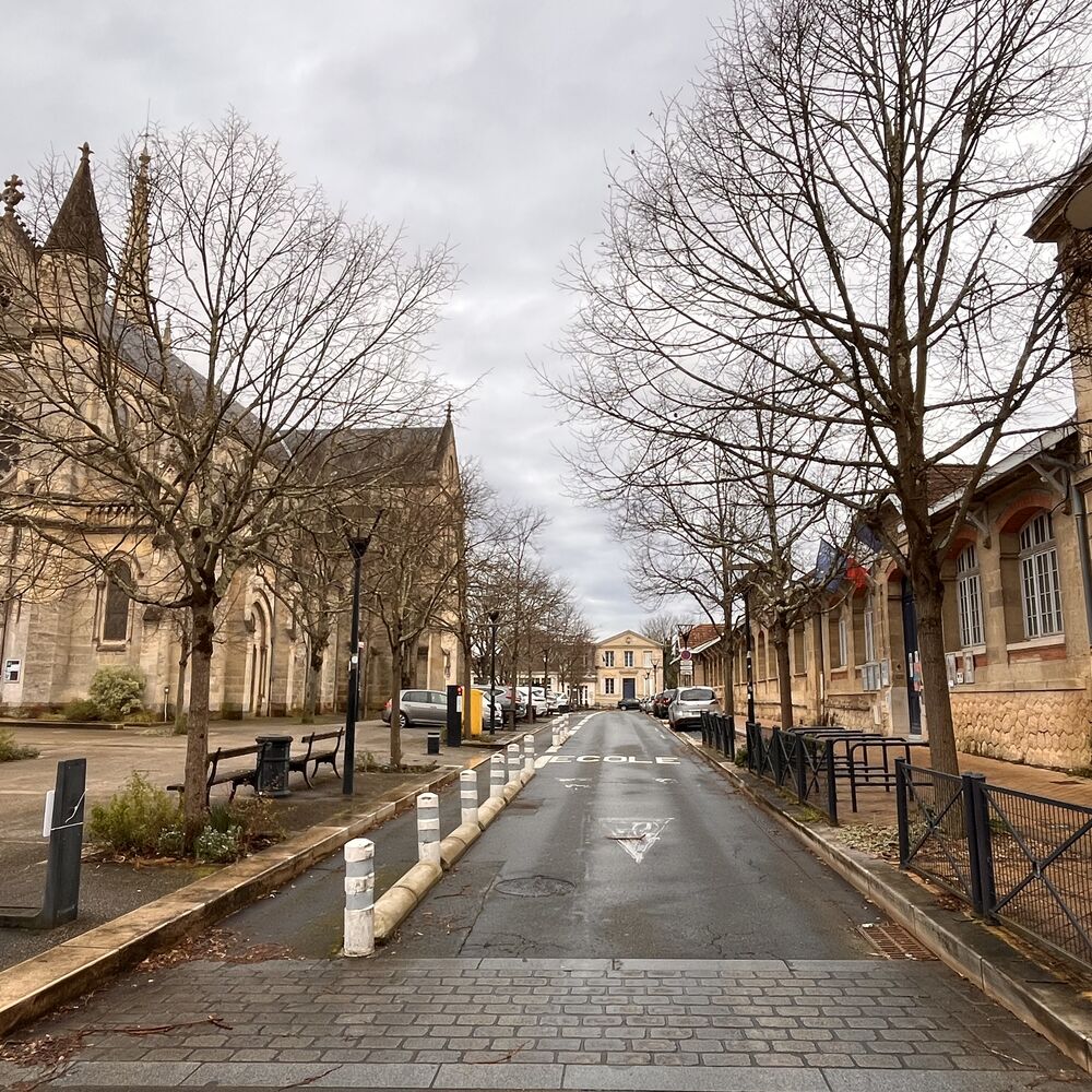 vue de l'école depuis la rue de place des Martyrs de la Résistance