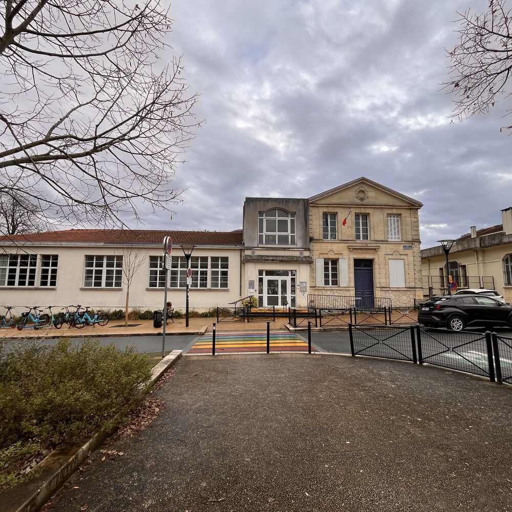 vue de la façade principale de l'école