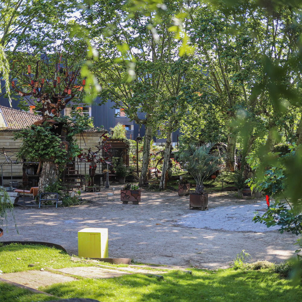 Cour végétalisée reliant les 2 pavillons