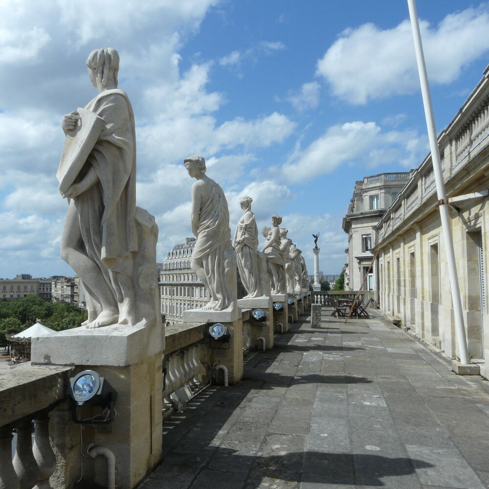 Terrasse surmontée de 12 statues de pierre d'une hauteur de 2,3 mètres, conçues par le sculpteur Pie