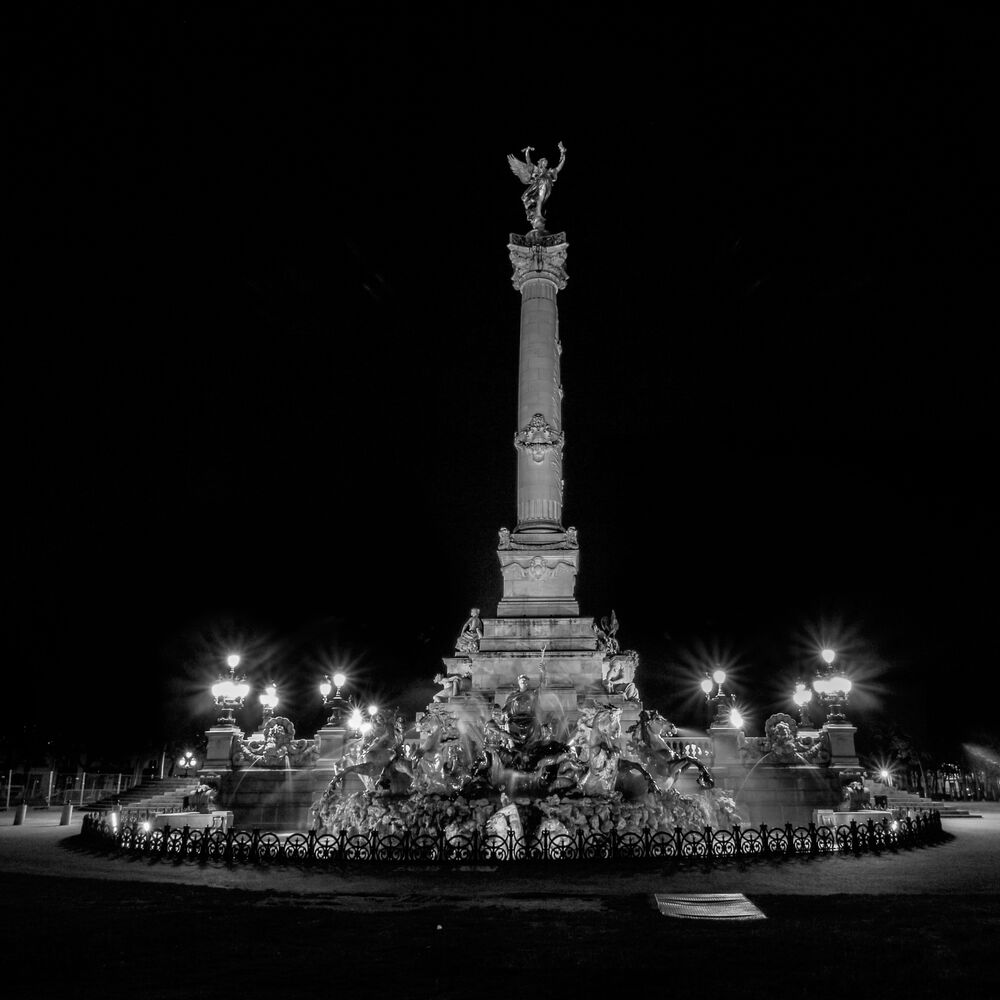 Le monument aux girondins de nuit