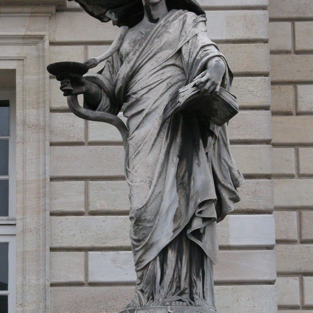 Statue représentant la science, façade principale de la faculté