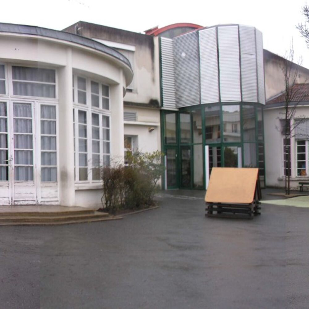 Vue de la cour intérieure de l'école