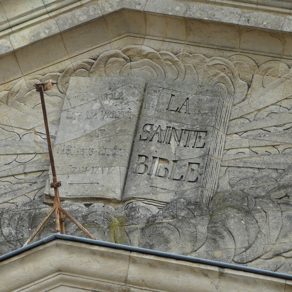 Détail de la modénature sur le fronton de la façade principale