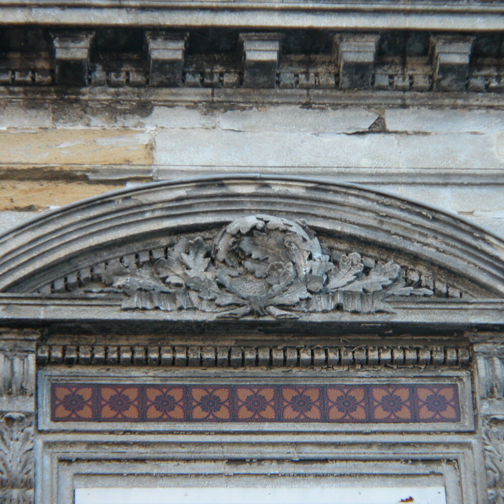 Détail du fronton cintré