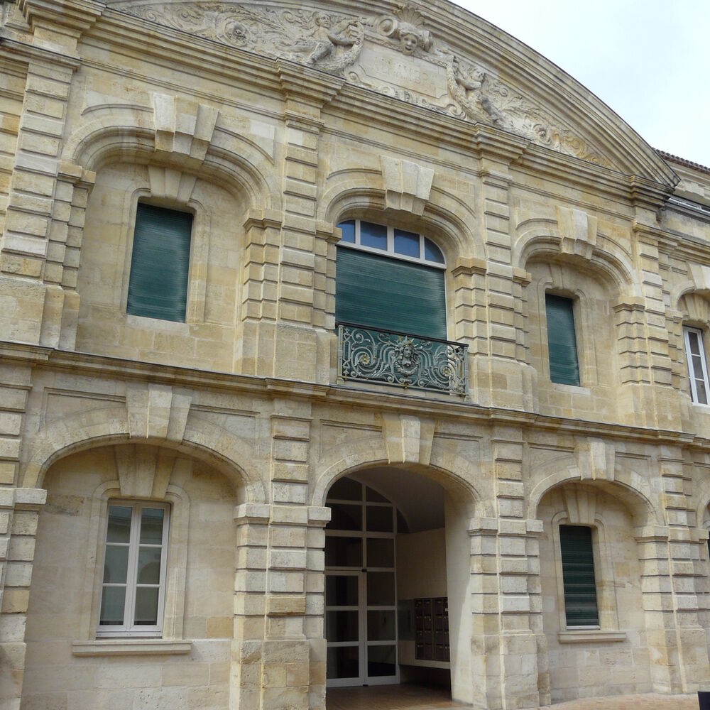 Porte d'entrée sous fronton monumental, façade principale 
