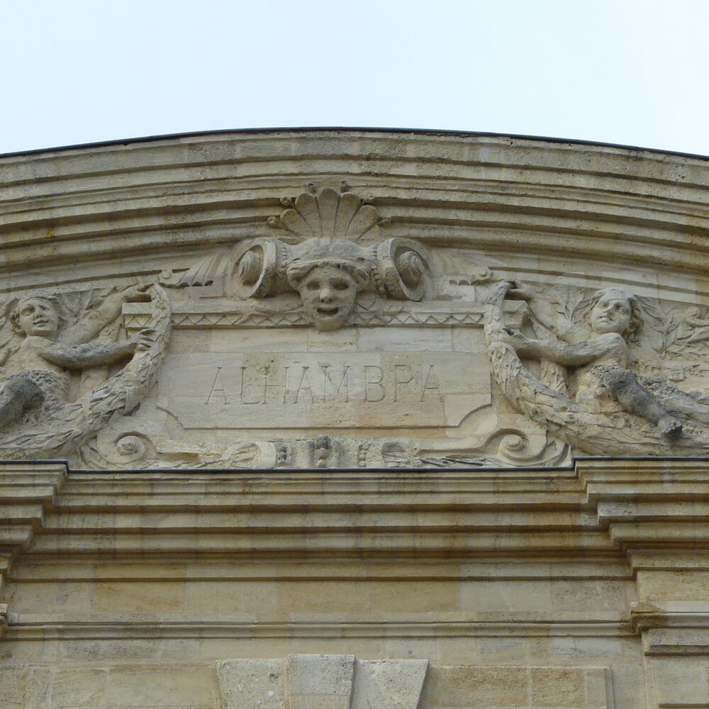 Décor et modénature sur le fronton monumental de la façade principale