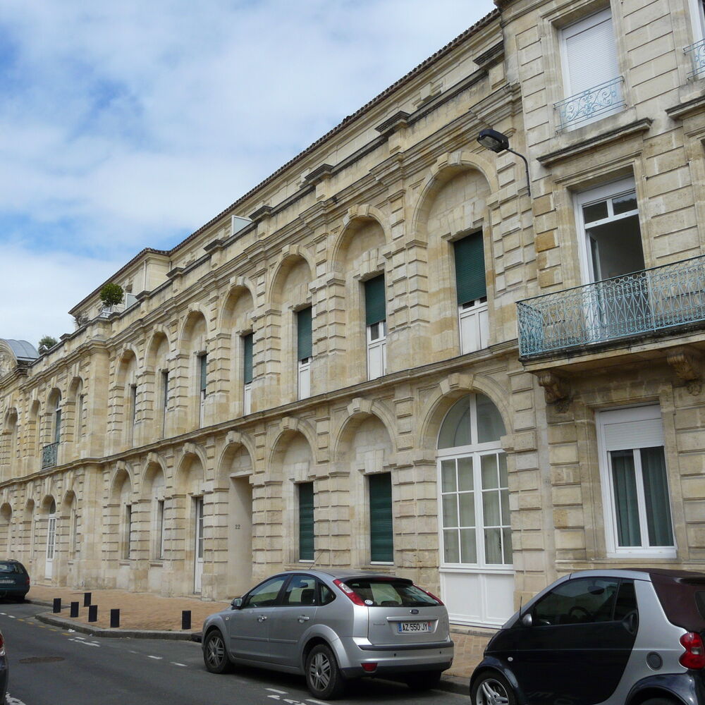 Façade sur rue et contexte