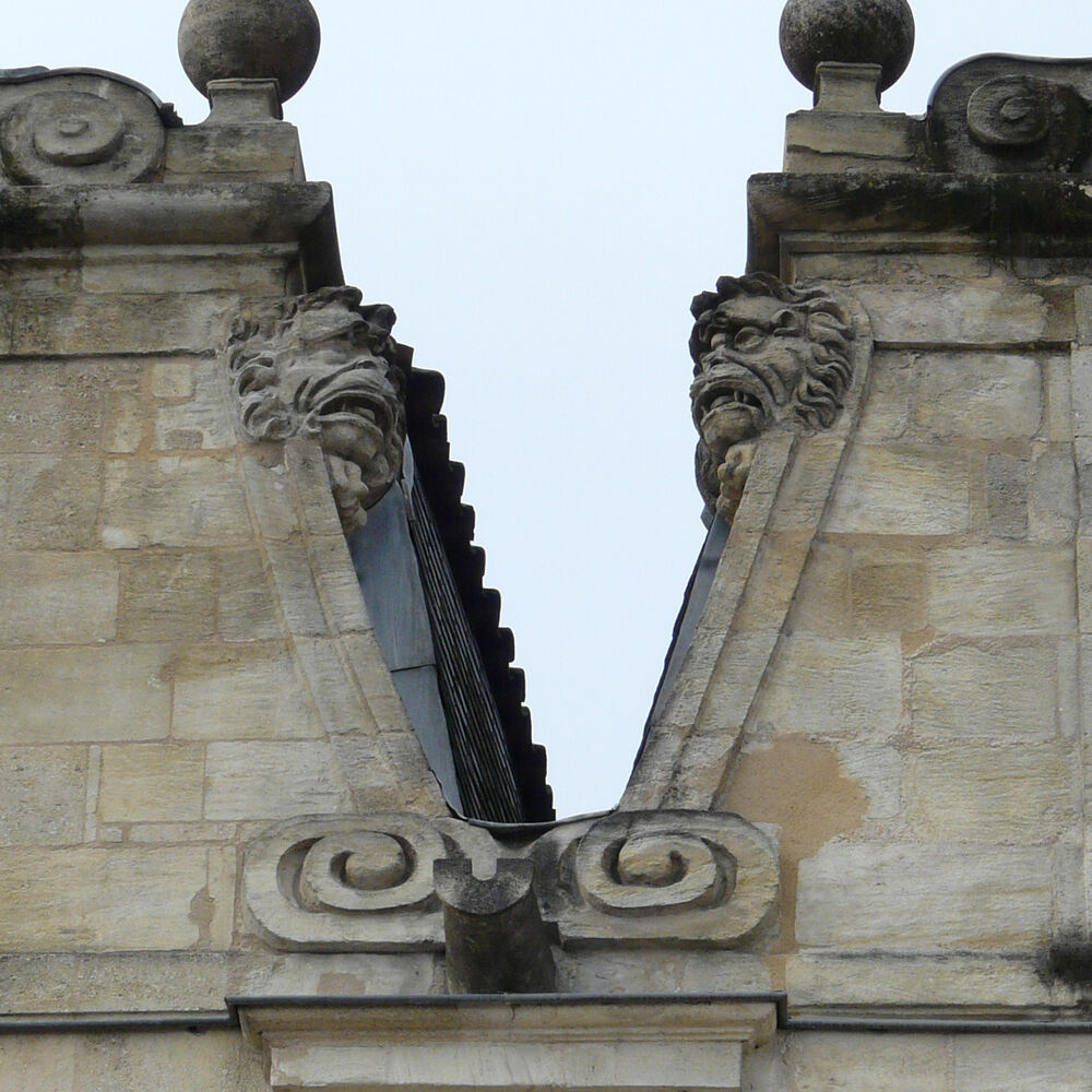 Détail - volutes surmontées de tête de lion