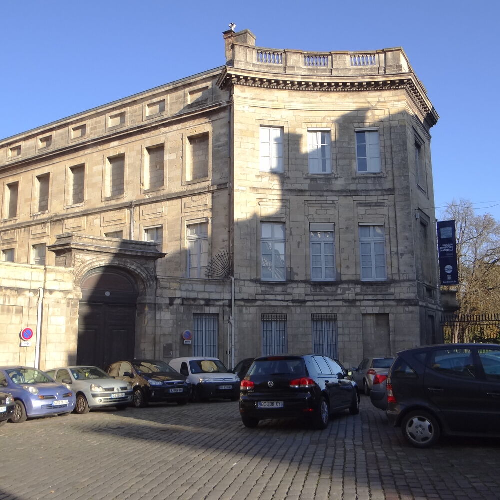 Façade ouvrant sur la place Bardineau