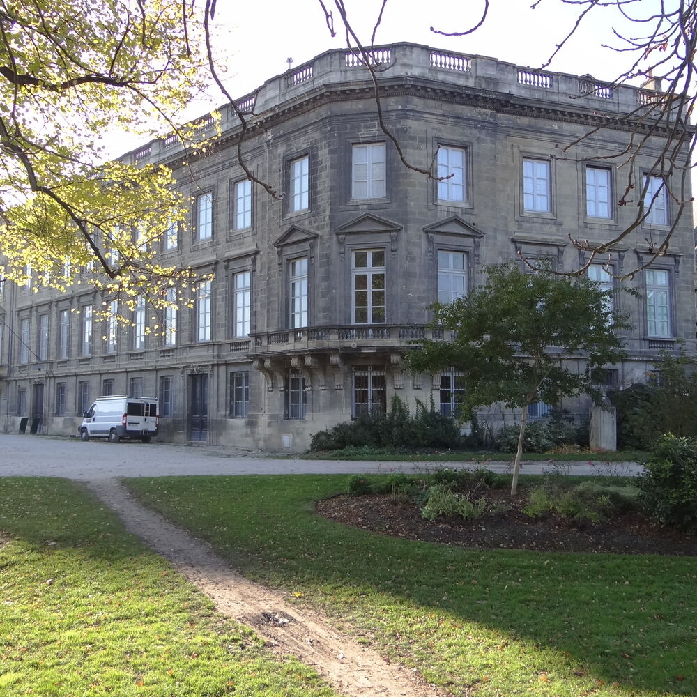 Façade ouvrant sur le jardin public