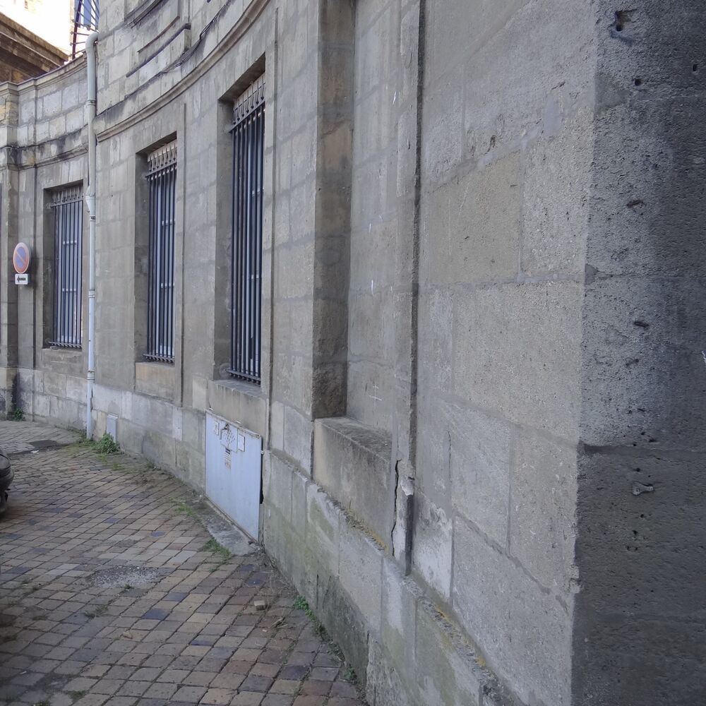 Détail du rez-de-chaussée et sa façade courbe