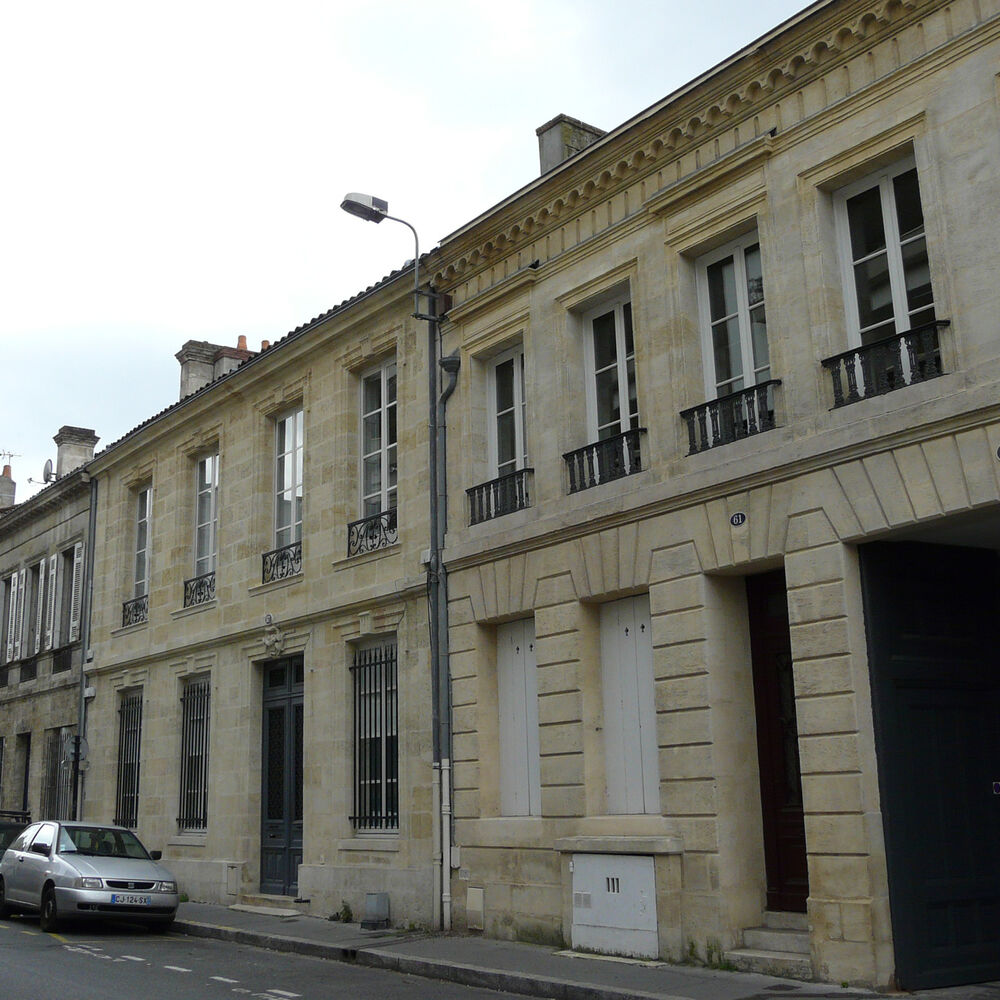 Façade sur rue dans son contexte urbain