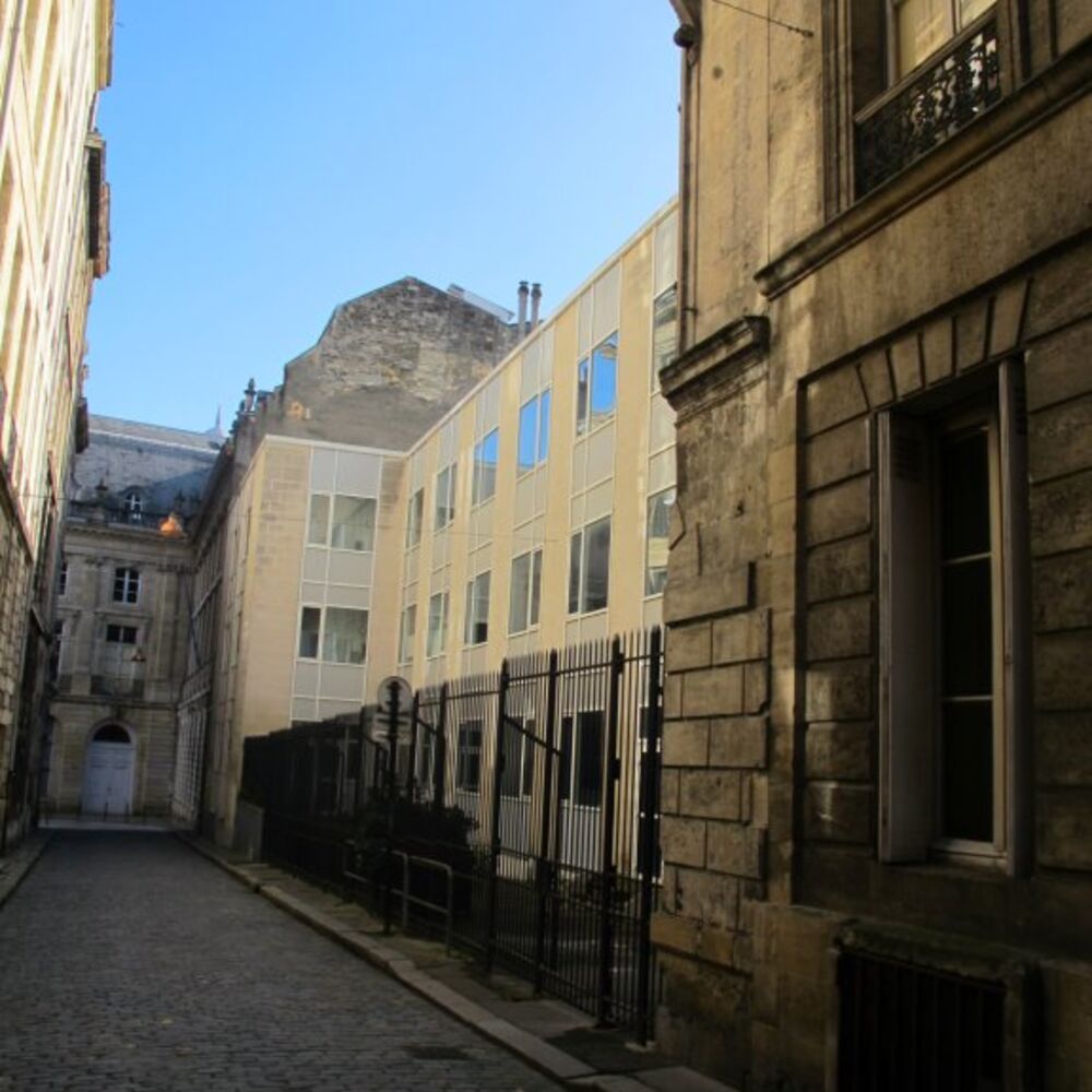 Le bâtiment des classes vu depuis la rue du Pont-de-la-Mousque.