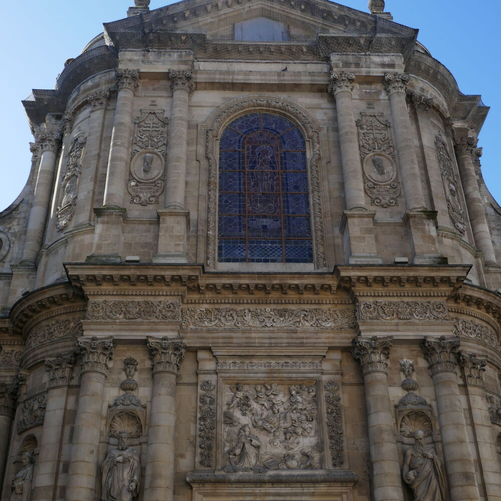 La façade principale de l'église