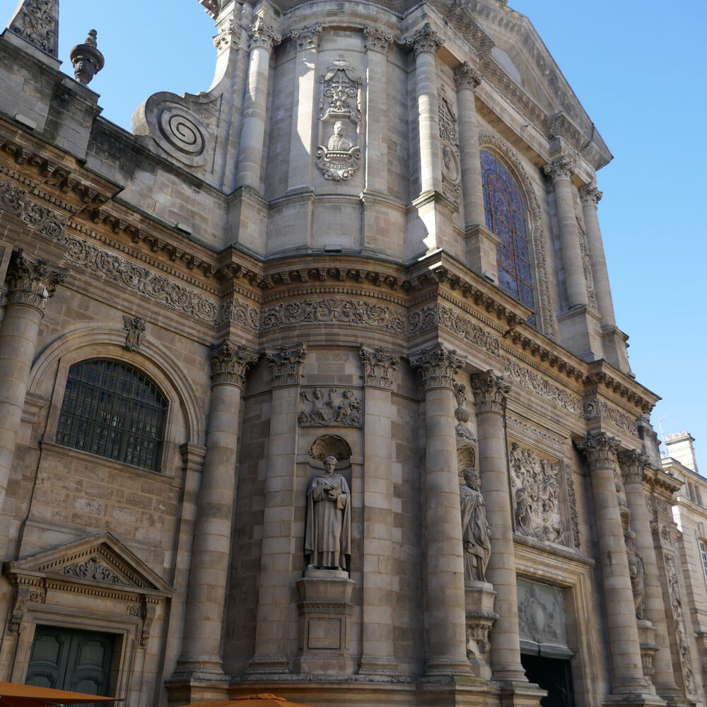 La façade principale depuis la rue 