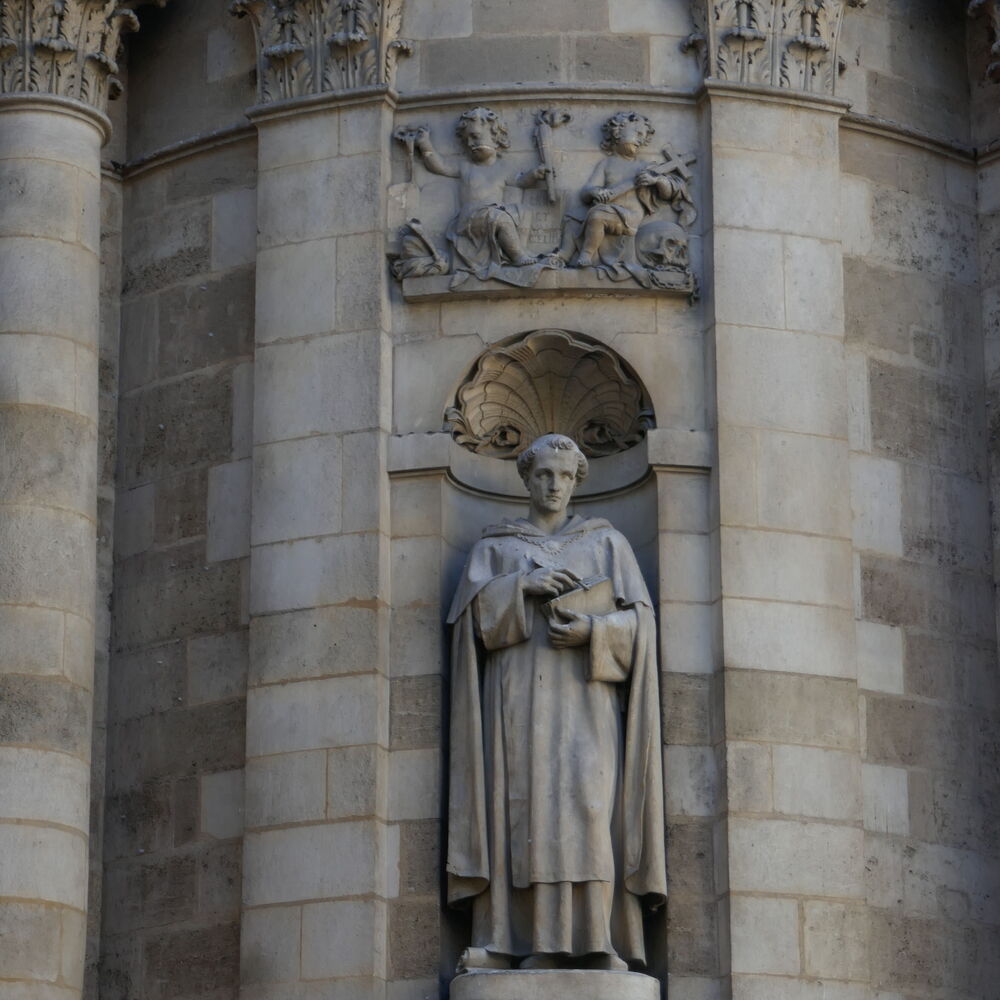 Sculpture présente sur la façade de l'église