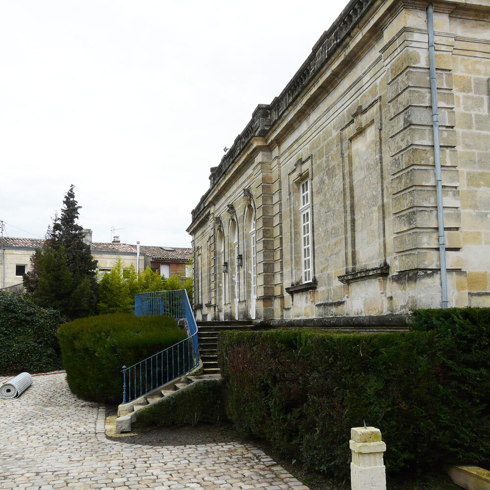 Vue sur le jardin et les façades de l'hôtel particulier