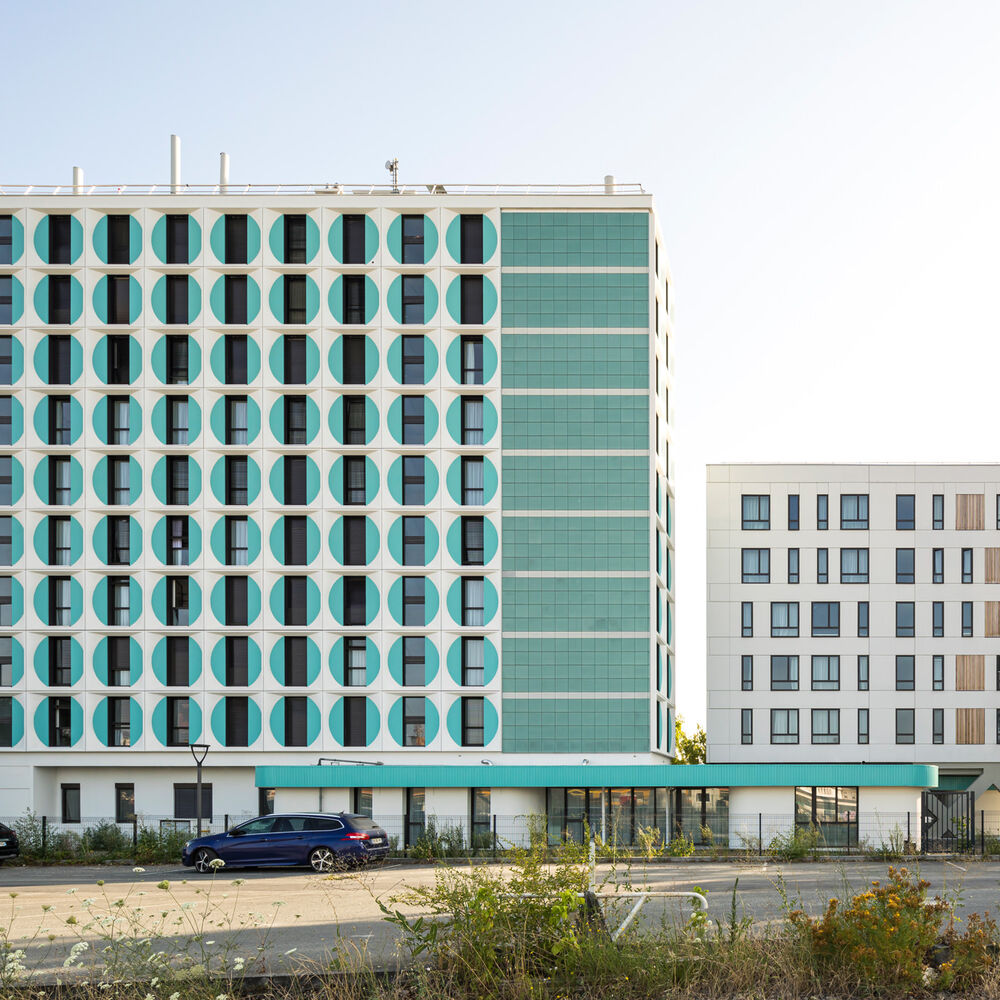 Vue des résidences rénovée (à gauche) et nouvellement construite (à droite), en 2019.