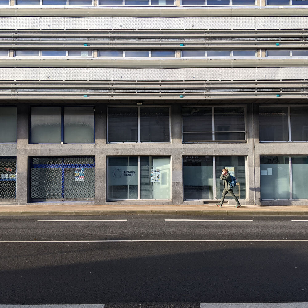 Les lignes horizontales du bâtiment, entre rez-de-chaussée et étages.