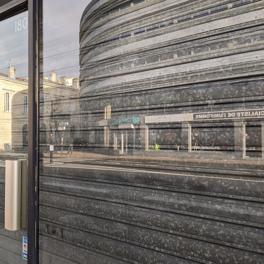 Reflet du bâtiment dans les vitrines en vis-à-vis sur le cours de la Marne.