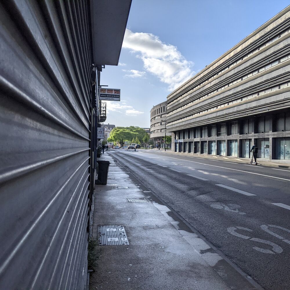 Façde principale en regard des commerces du cours de la Marne, vue vers la gare.