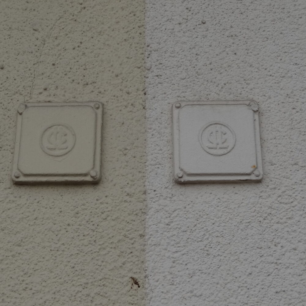 Le lettres entrelacées du COL dans des carreaux fixés sur les murs de chaque maison, en 2017.