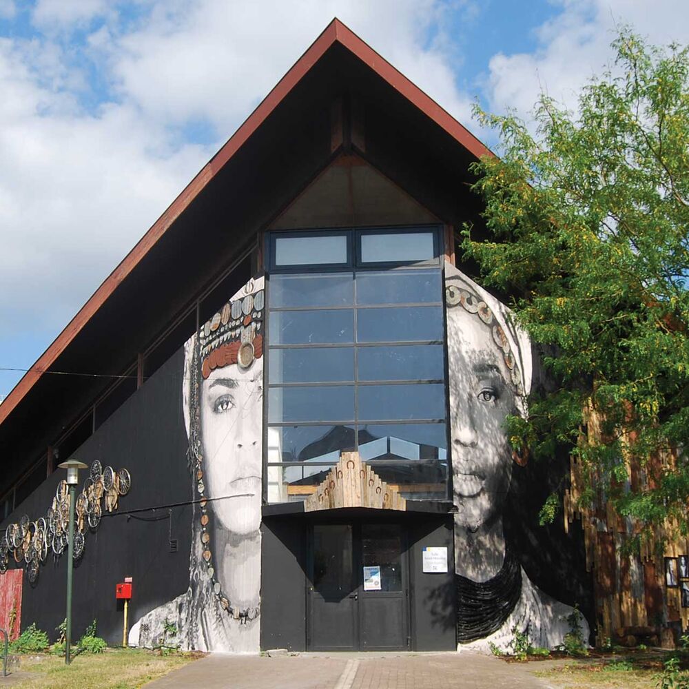 L'ancienne chapelle Saint Maurice devenue salle municipale, vue de l'oeuvre d'Yseult Digan en 2024.