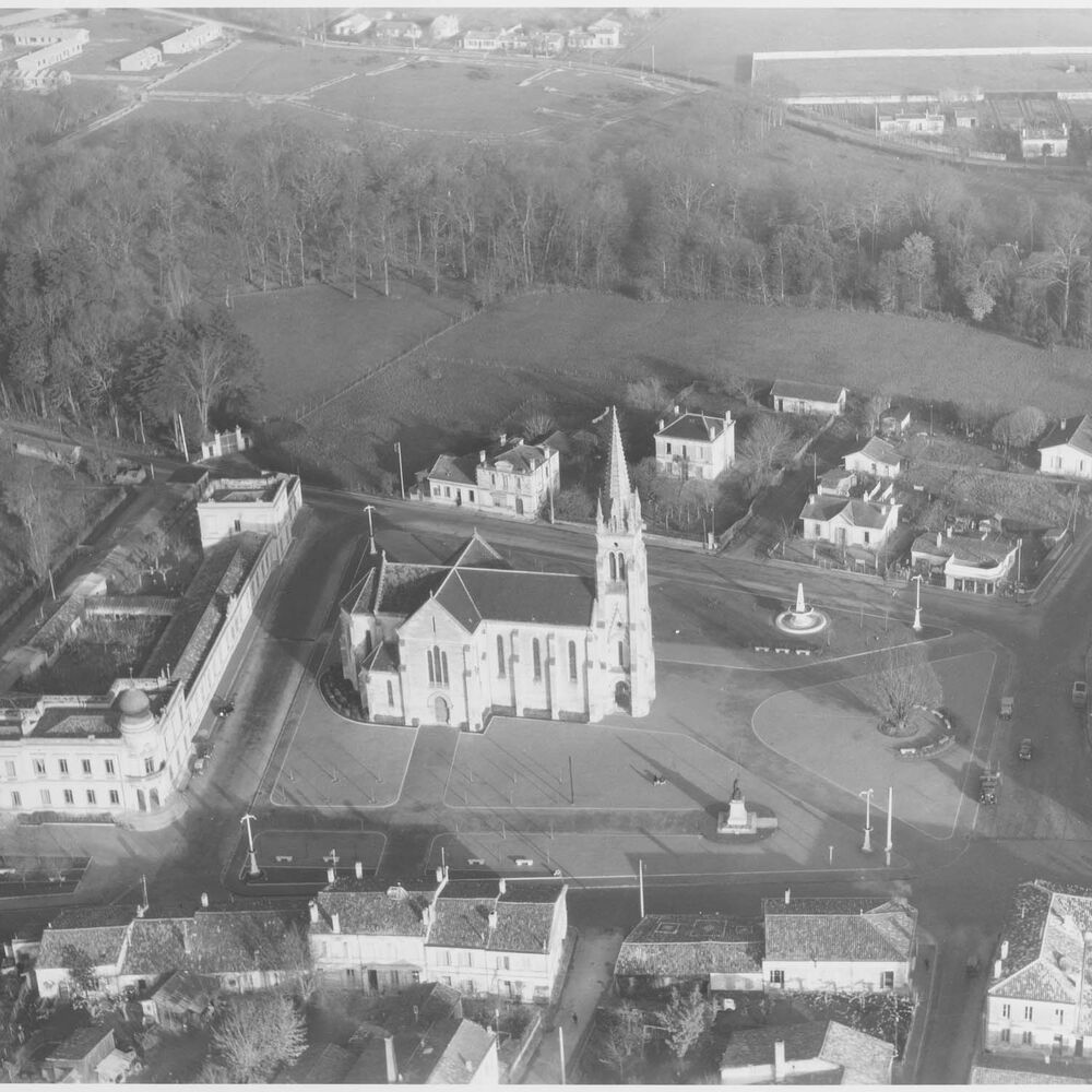 Vue aérienne du quartier de l'église de Mérignac avec, au fond à gauche, le chantirer castors, 1953
