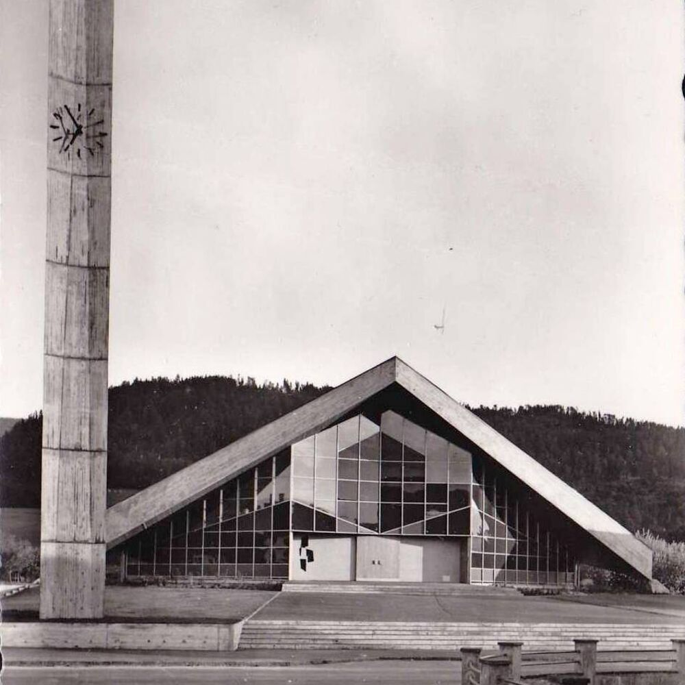 Carte postale de l'église ND-du-Rosaire à Vicques (Suisse), construite sur plan carré en 1961.