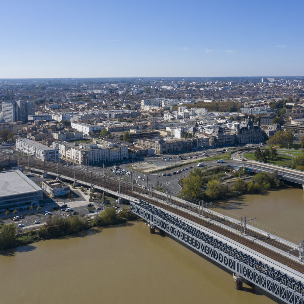 Vue vers Bordeaux au droit de la passerelle Eiffel et des ponts ferroviaire et Saint-Jean