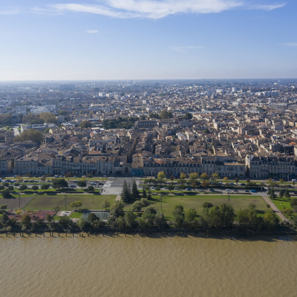 Vue vers Bordeaux entre le pont Saint-Jean et le pont de pierre en rive gauche Entre le pont Saint-J