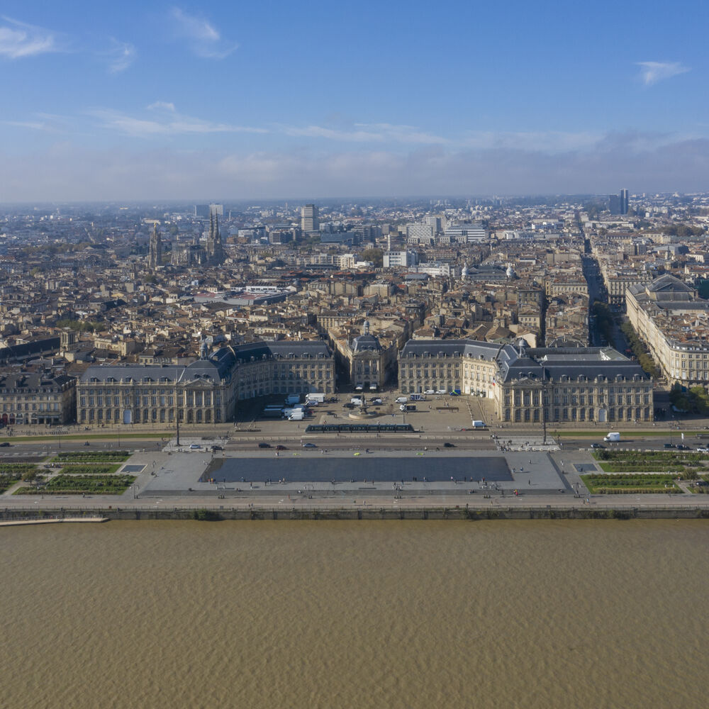 Vue vers Bordeaux à la hauteur de la place de la Bourse
