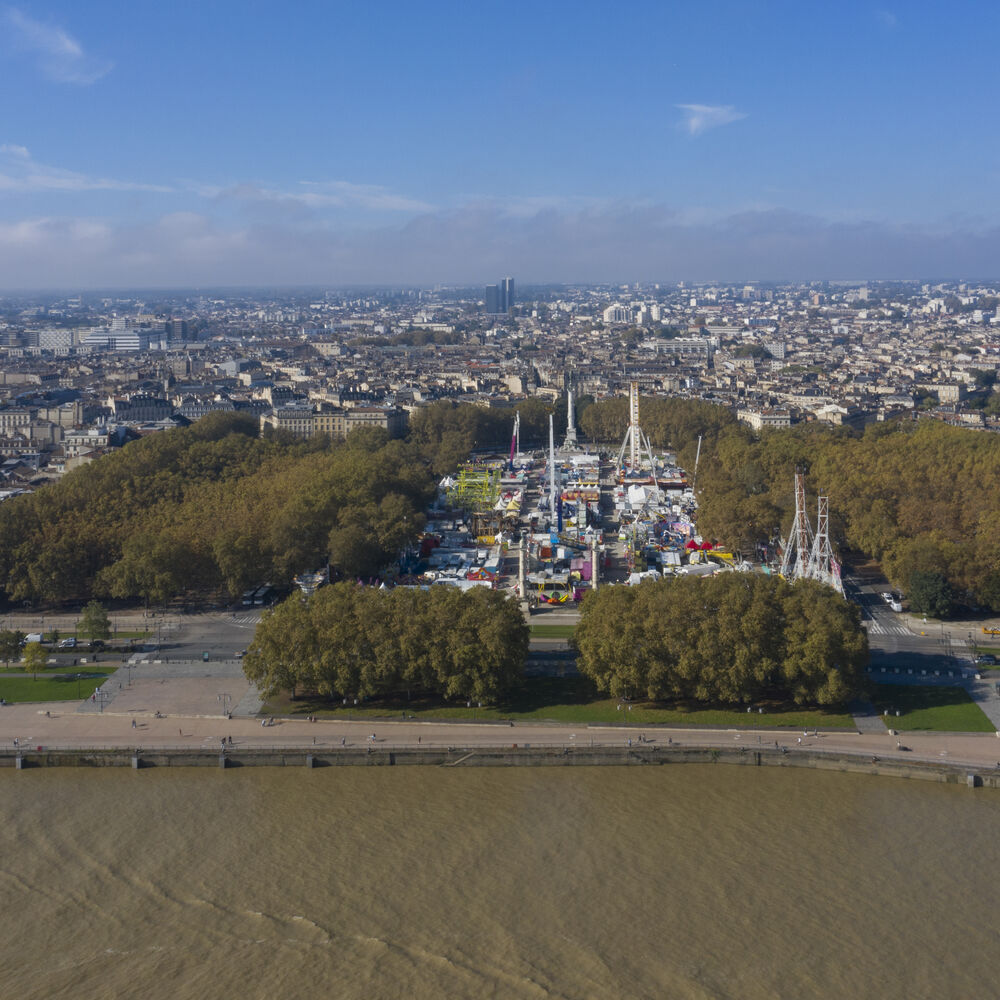 Vue vers Bordeaux à la hauteur de la place des Quinconces